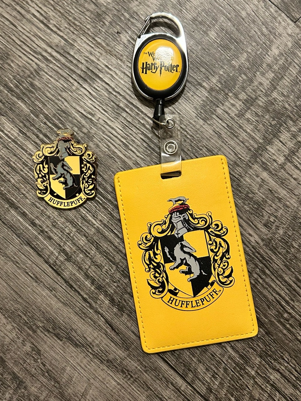 Warner Bros Harry Potter Hufflepuff ID Card Holder Reel Pin Yellow
